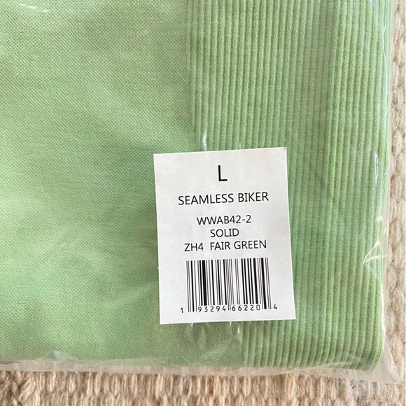 WeWoreWhat Solid Seamless Biker Shorts Fair Green Size Large NWT - Picture 4 of 5
